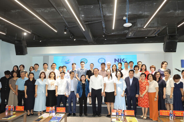  Các đồng chí lãnh đạo, chuyên gia và đại biểu chụp ảnh lưu niệm tại Hội thảo khoa học. Nguồn ảnh gốc: Cổng Thông tin điện tử Bộ Nông nghiệp và Môi trường.