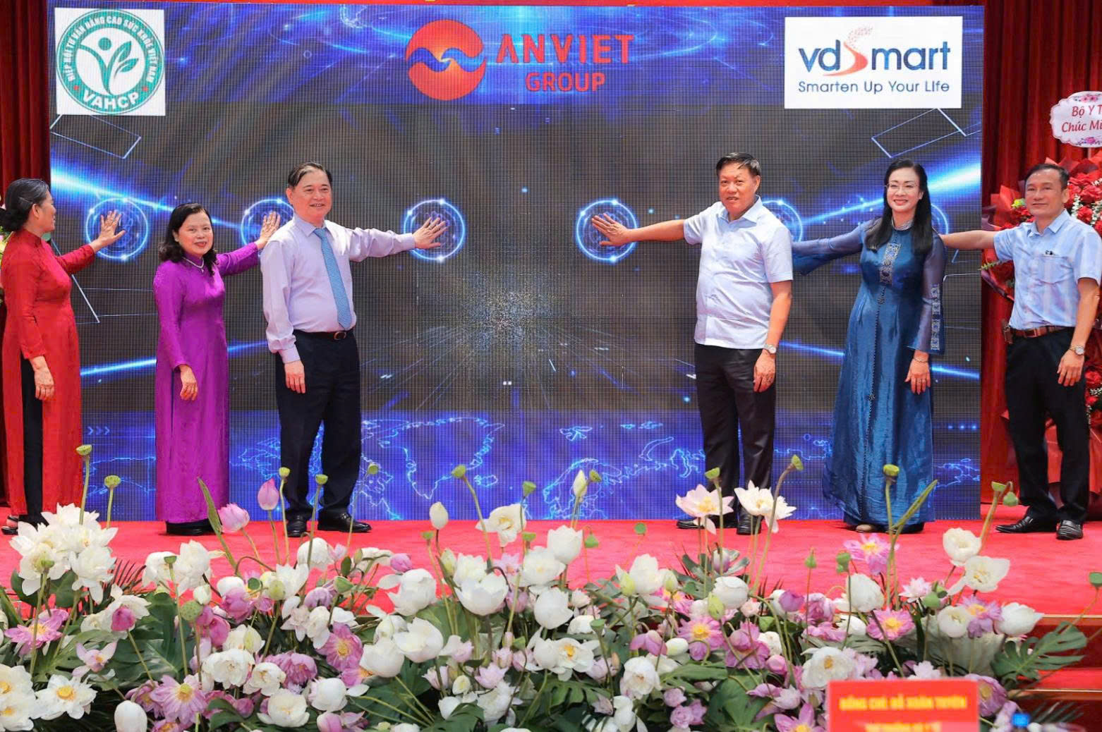 Nghi thức ra mắt nền tảng Khỏe đẹp 360 ứng dụng công nghệ AI hỗ trợ tư vấn nâng cao sức khỏe. | Ảnh: VOV1