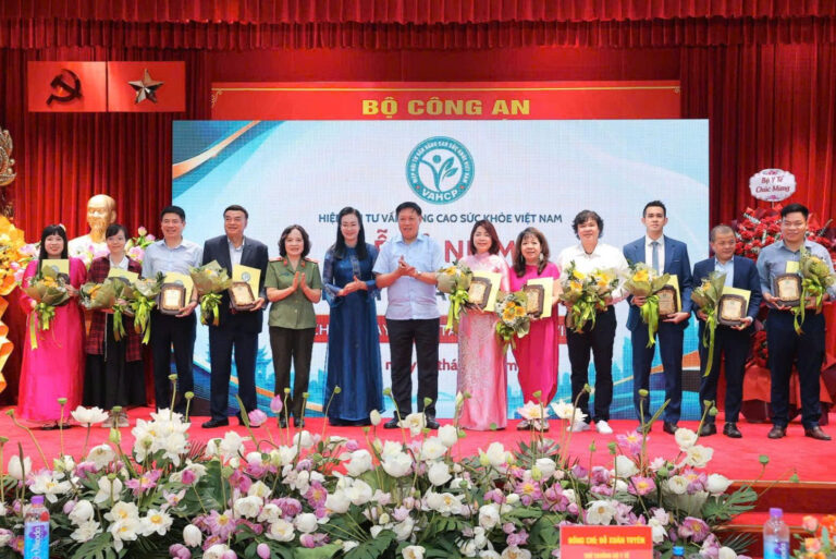 Các đại biểu tham dự Lễ kỷ niệm một năm thành lập Hiệp hội Tư vấn nâng cao sức khỏe Việt Nam. | Ảnh: VOV1